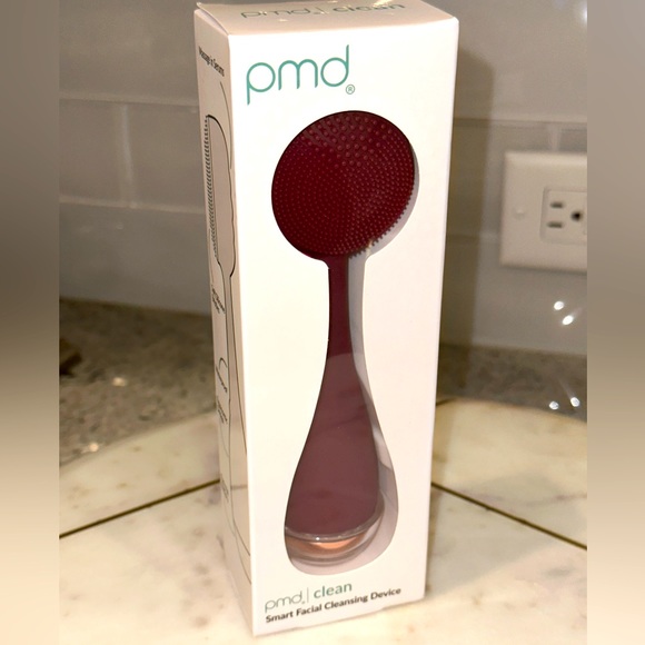 NIB PMD Clean - Smart Facial Cleansing Device with Silicone Brush & Massager - Picture 3 of 12